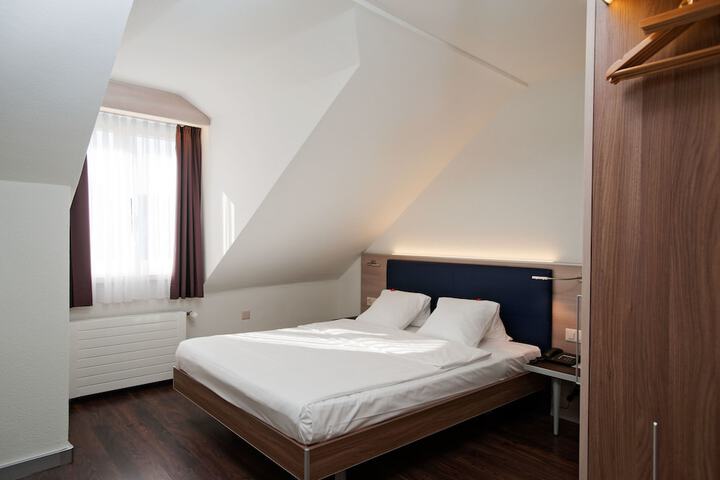 Room 32 of 107