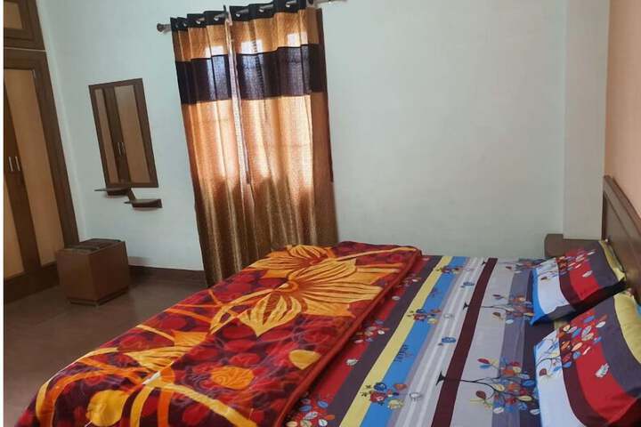 Room 4 of 9