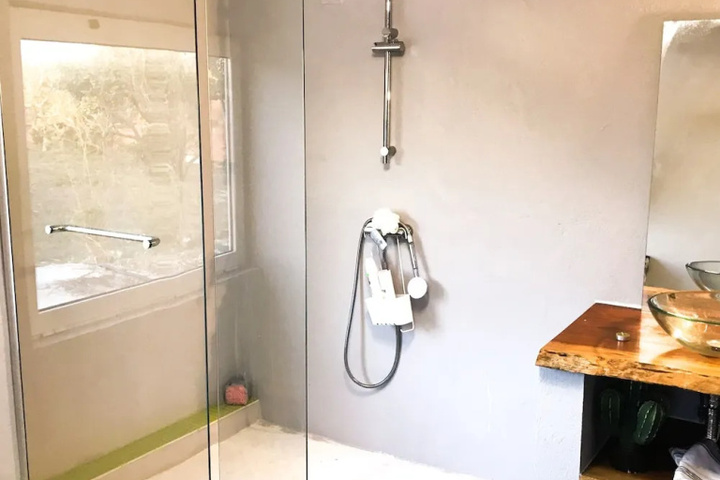 Room 9 of 18