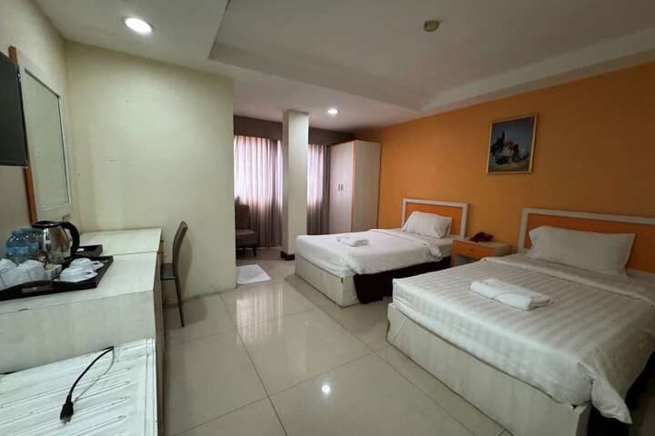 Room 13 of 27