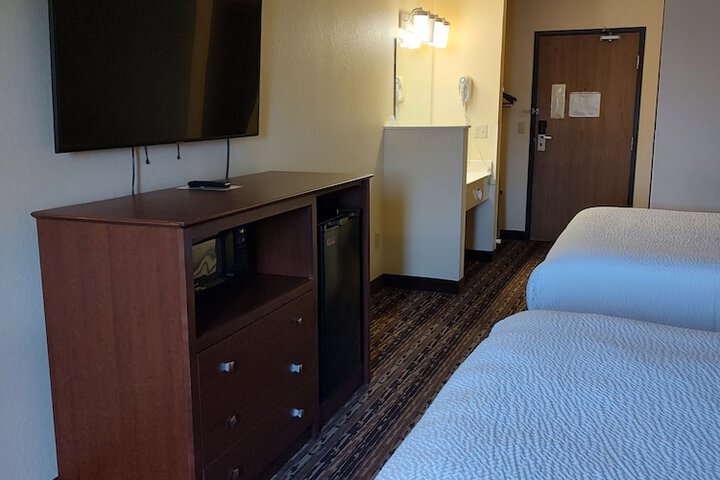1 Queen Bed (2 of 19)