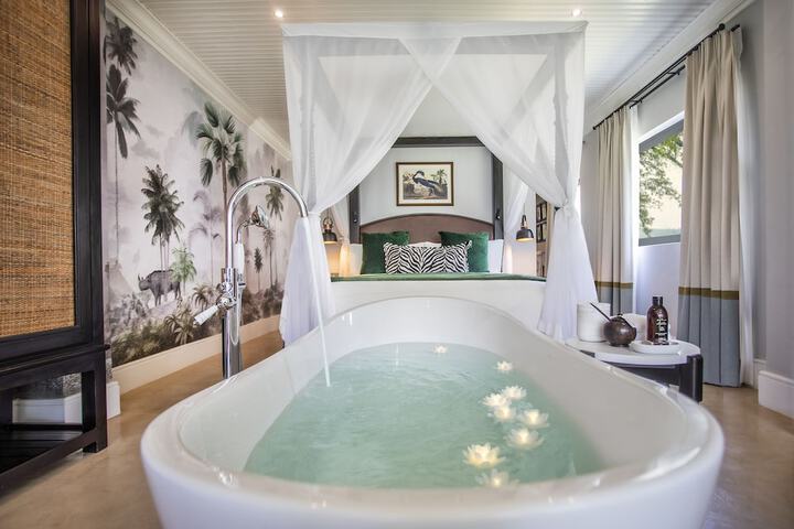 Deep soaking bathtub