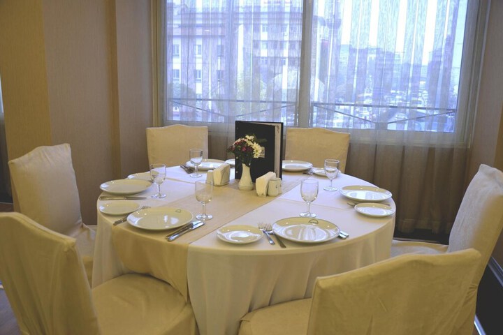 Dining 32 of 59