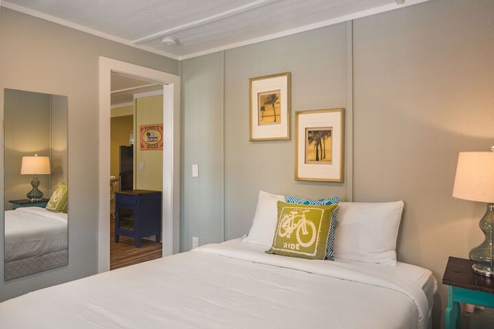 Room 4 of 77