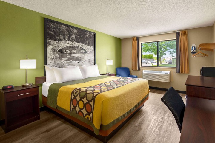 1 Queen Bed (6 of 16)