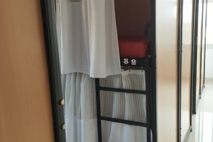 Room 9 of 12