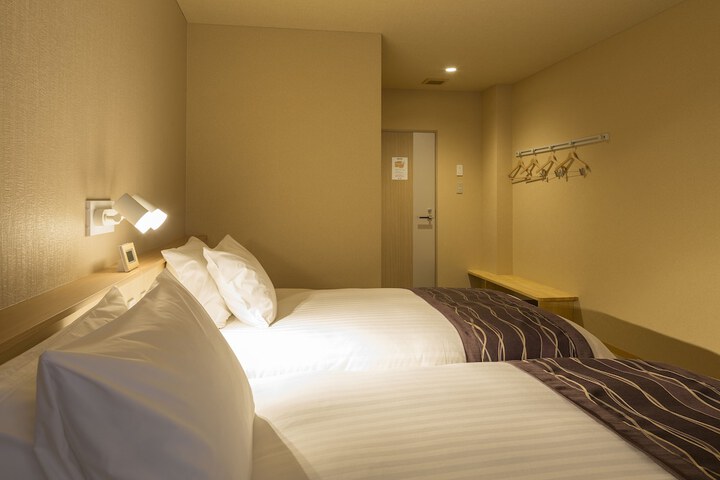 Room 13 of 184