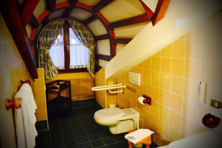 Room 9 of 32
