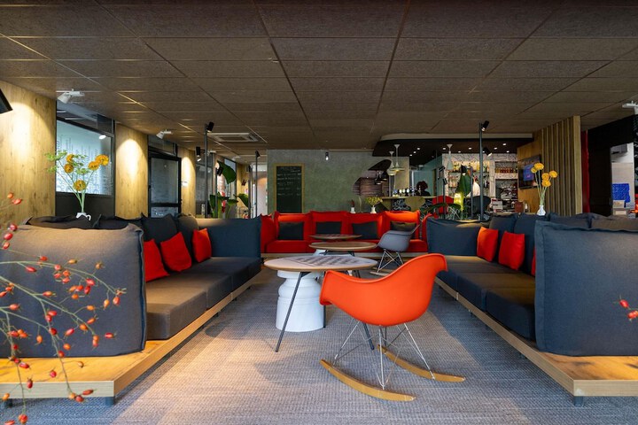 Lounge 82 of 119