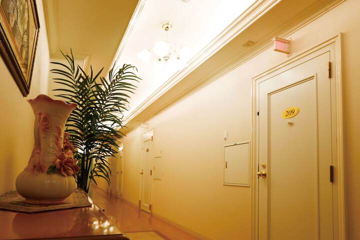 Ballroom/Hall 25 of 26