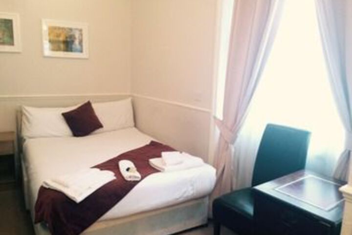 Room 10 of 18