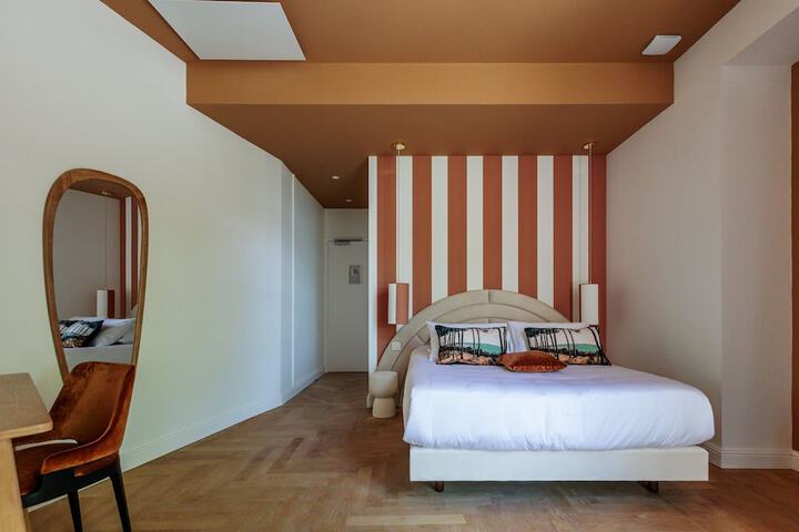 Room 10 of 43