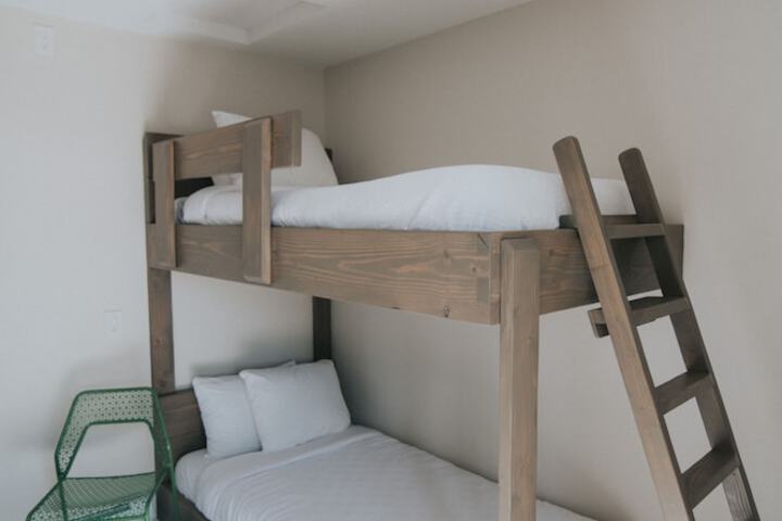 Room 9 of 33