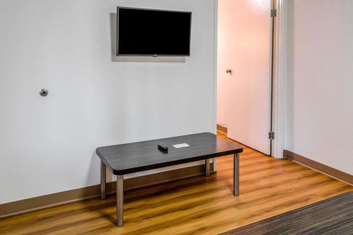 1 Queen Bed (7 of 8)