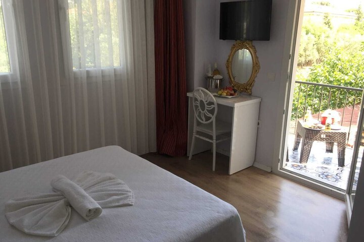Room 8 of 16