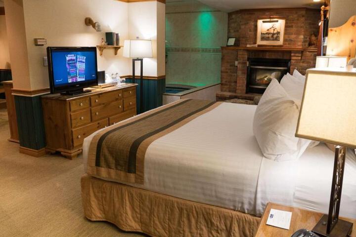 1 Queen Bed High Speed Internet Accessible Fireplace Refrigerator Wall Safe Full Breakfast (17 of 38)