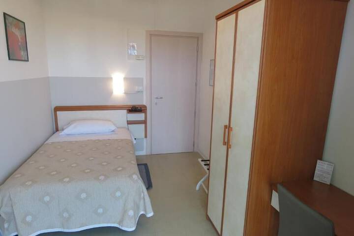 Room 6 of 38