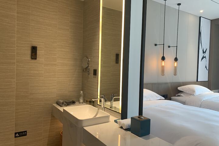 Room 27 of 49