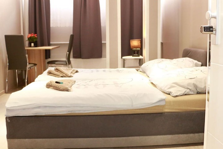 Room 10 of 36