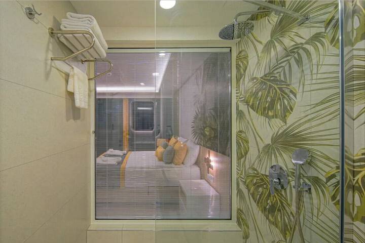Room 7 of 28