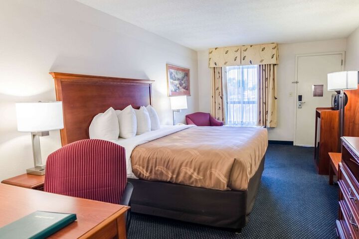 1 Queen Bed (5 of 7)