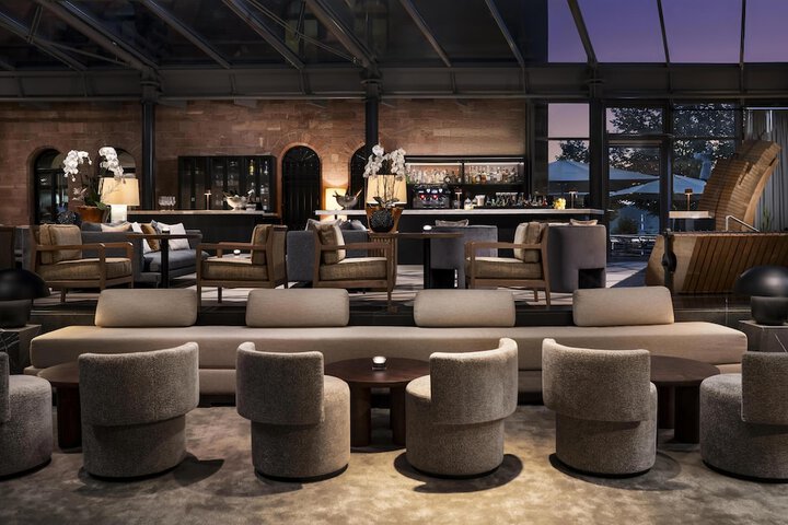 Lounge 96 of 109