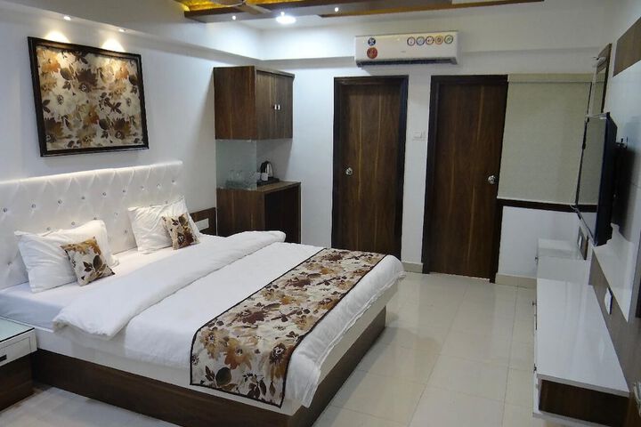 Room 13 of 33