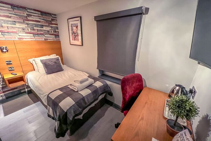 Room 8 of 48