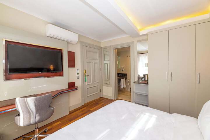 Room 66 of 102
