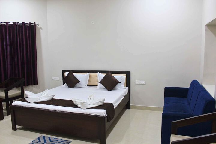 Room 8 of 12
