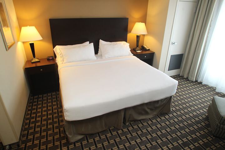 1 King Bed (5 of 20)