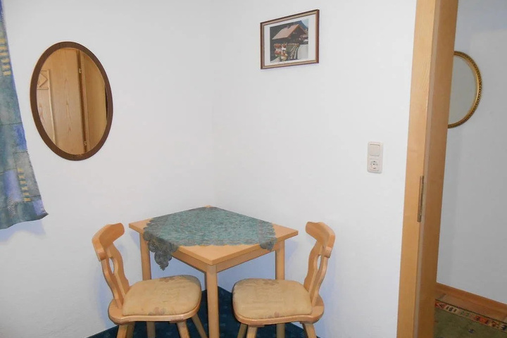 Room 4 of 11