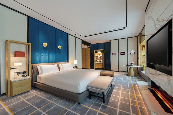 Room 5 of 90