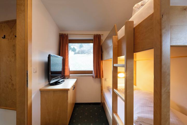 Room 28 of 65