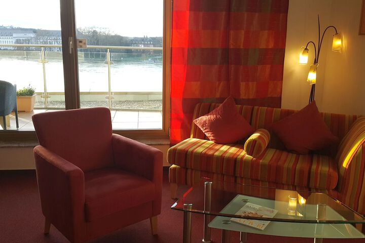 Lounge 79 of 130