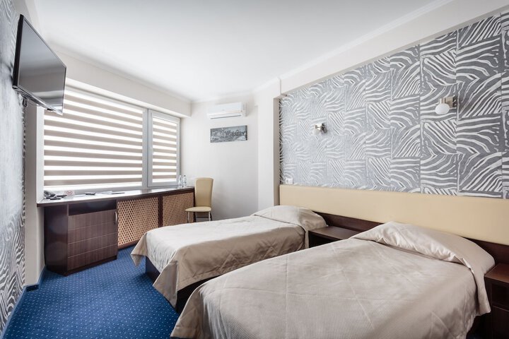 Room 33 of 77