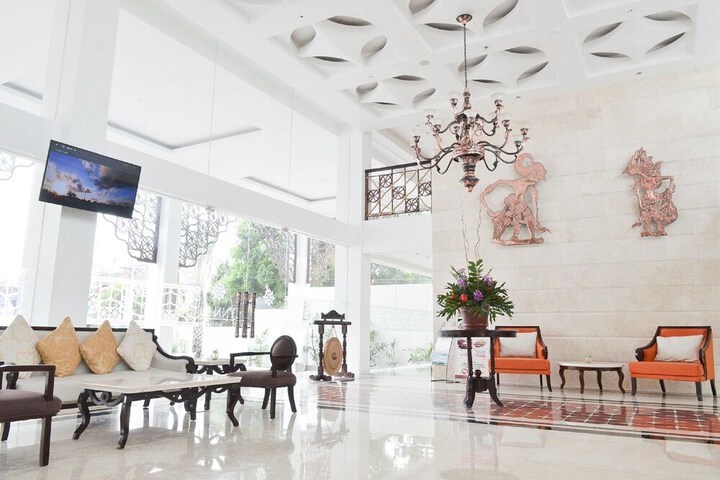 Entrance & Lobby