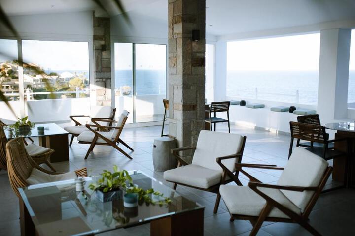 Lounge 6 of 23
