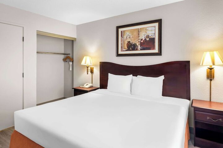 1 King Bed (5 of 32)