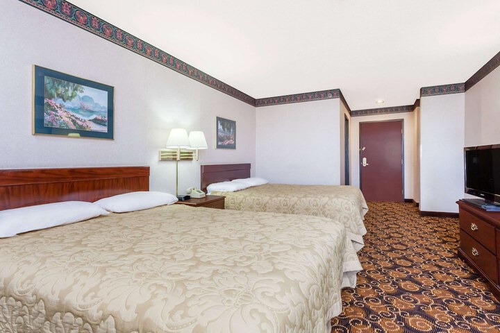 2 Queen Beds (1 of 6)
