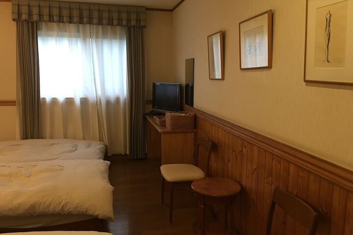 Room 4 of 33
