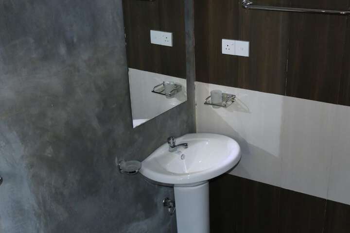 Room 5 of 9