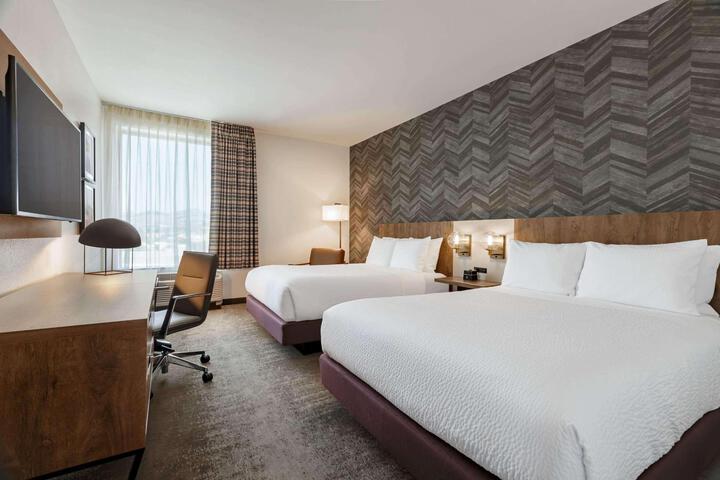 1 King Bed (2 of 16)