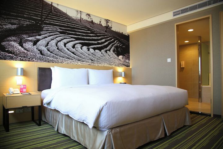Room 9 of 33