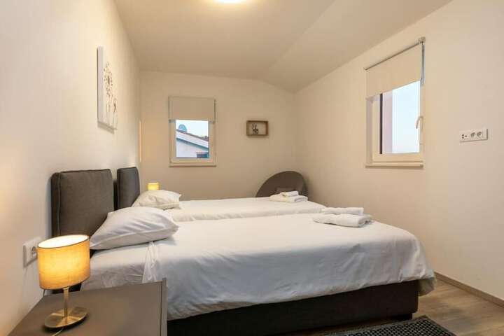 Room 27 of 194
