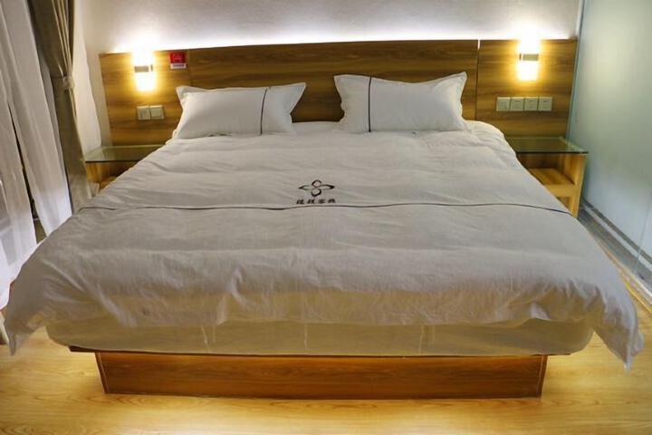 Room 34 of 142