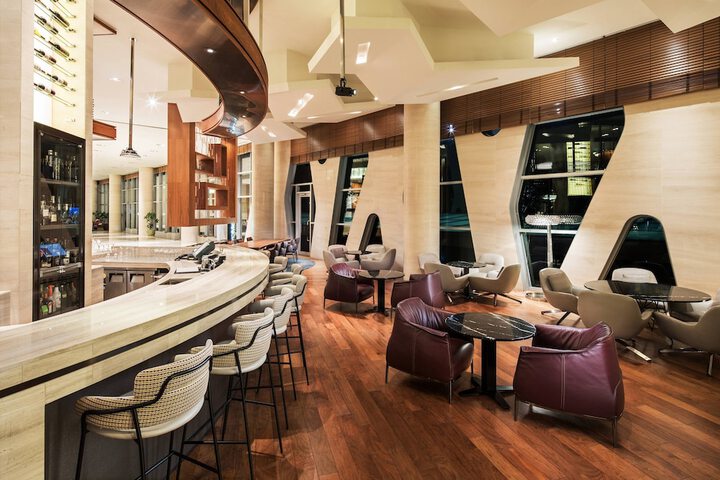 Lounge 33 of 60