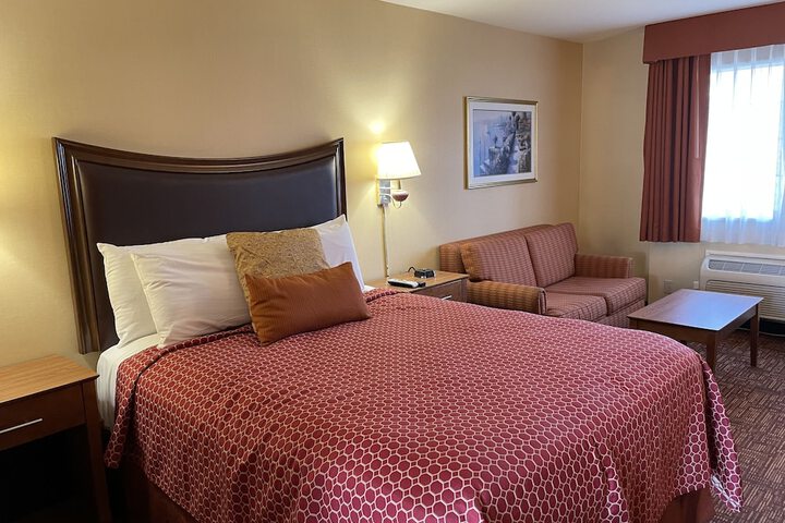 1 Queen Bed (10 of 13)