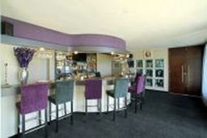 Lounge 10 of 23