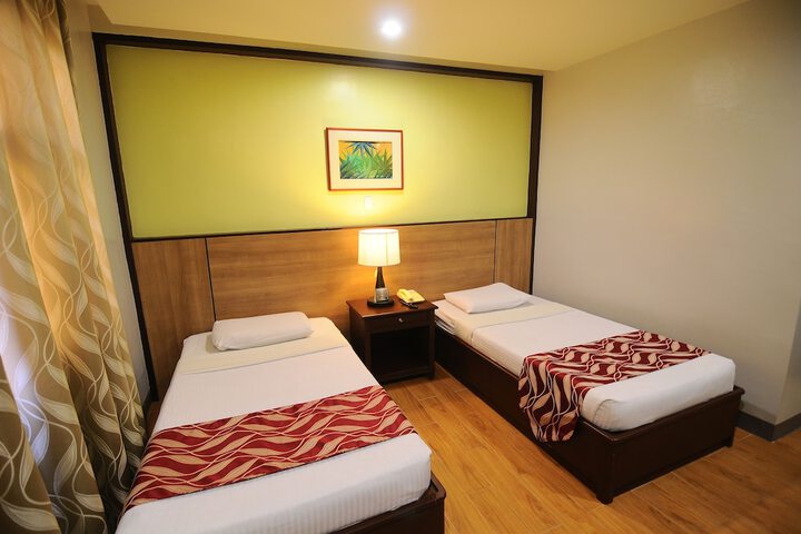 Room 11 of 28